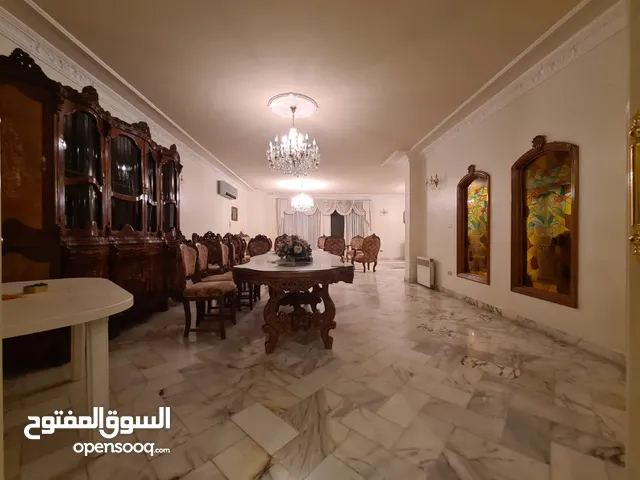 في أجمل مناطق الشميساني تملك فيلا مكونة من ثلاث طوابق بتشطيبات مميزة وسعر مميز / ref 9470