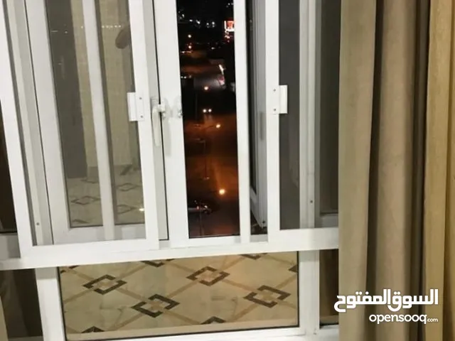 غرفه للايجار في المنطقه إلى فيها شيشه شل بالقرب من الولو خلف مخزن بهوان