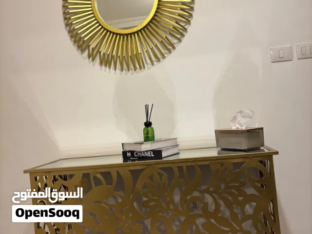 للبيع طاولة كونسول أنيقة مع مرآة دائرية فخمة