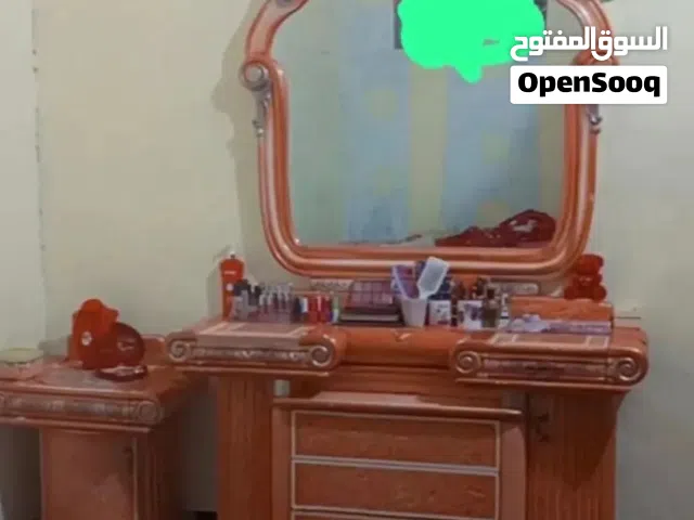 ميز مرايه للبيع وياه ميوزه ثنين