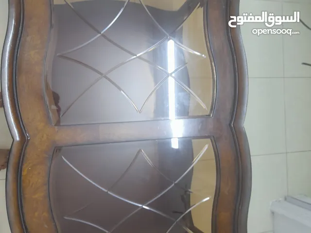 طاوله مجلس طابقين الطابق الي تحت خشب والي فوق زجاج سبب البيع عدم الاستعمال