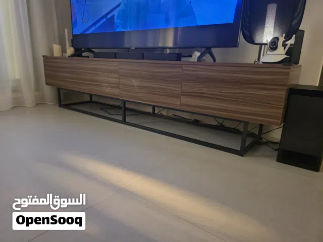 طاولة تلفزيون 2.2 بحالة جيده tv unit