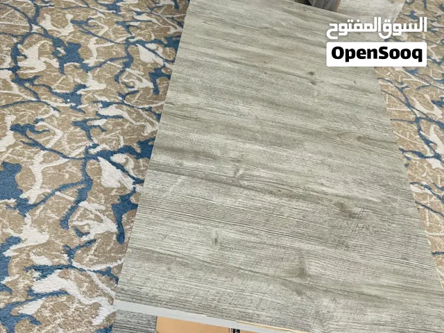 طاوله جلوس شبه جديده مع طقم سيرفس مكون من اثنتين لامنيت 18 ضد العفن والرطوبه  استخدام خفيف جدا للبيع