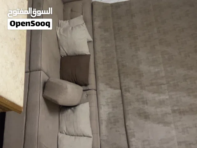 اثاث باللون البني مع ستائر