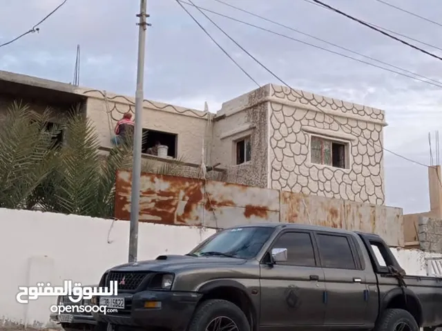 ارض عليها ثلاث بيوت واسعات ومرتبات