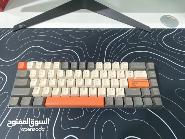 كيبورد %Red switch wireless 65 له ثلاث شهور لونه ابيض و برتقالي و رصاصي صوته جميل جدا و نضيف