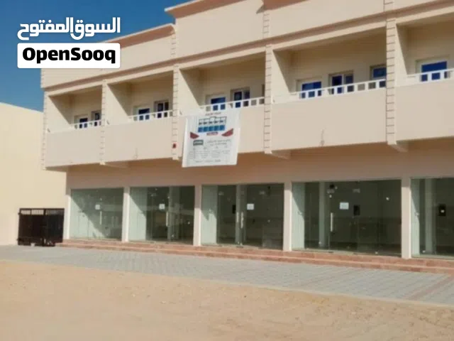 ارض صناعية في الدقم مساحة 1500 متر مقام عليها مبنى جديد