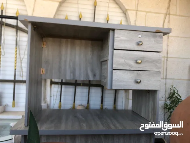 مكتبان لون رمادي الواحد ب 20 والثاني ب 15