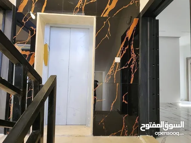 شقه جديده طابق ثاني يوجد مصعد سوبر ديلوكس علي شارعيين