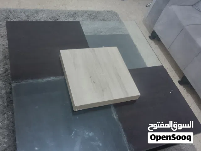 طاوله خشب ثقيل وقزاز خامتو ممتازه جداا صنع السعوديه