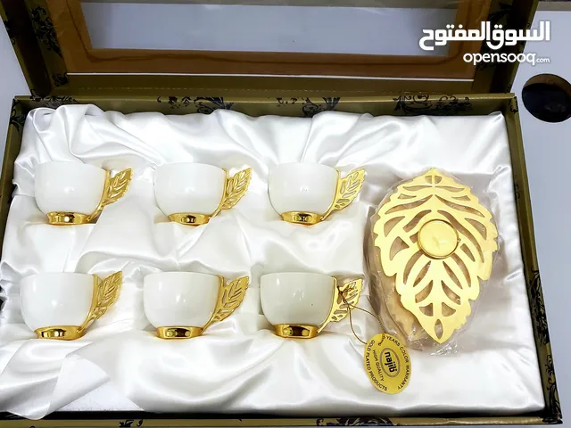 طقم فناجين قهوة عربية فاخرة مع قواعد أوراق ذهبية + طقم صواني تقديم ذهبية بنقوش فاخرة (جديد)