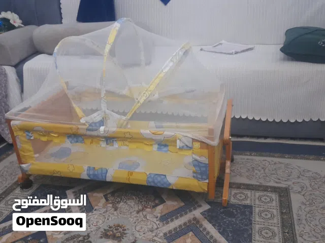 سرير اطفال شبه جديد نظيف هزاز