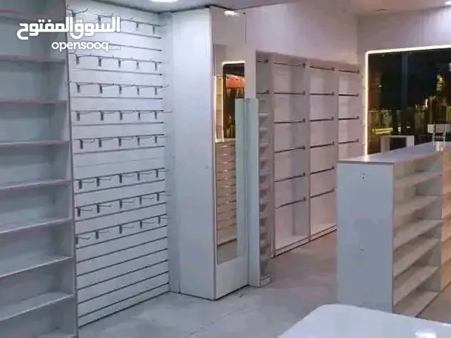 ديكور محل اكسسوارات خشب يصلح لعدة مصالح مع ستاندات حديد وخشب وهوكات بحالة الجديد