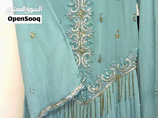 فساتين  سهره وعبايات سوداء ومخاوير