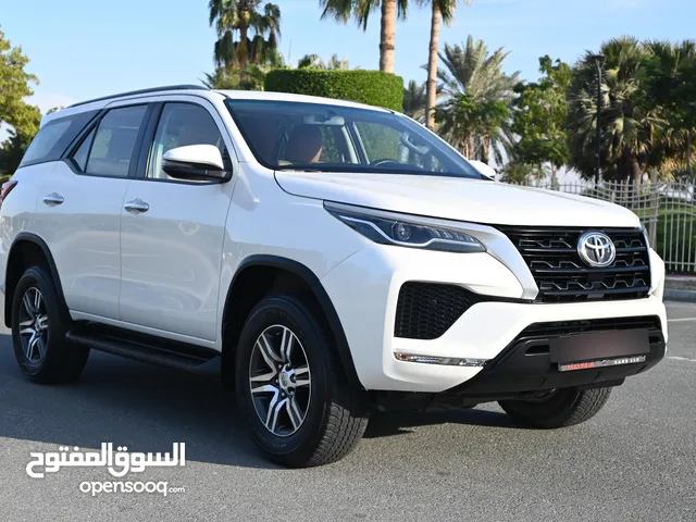 BRAND NEW CONDITION - TOYOTA FORTUNER 2.7L EXR 2021 - FIRST OWNER - 3 KEYS ORIGINAL - GCC SPECS