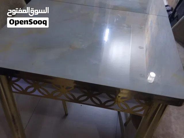 ميز طعام مع 3 كراسي للبيع