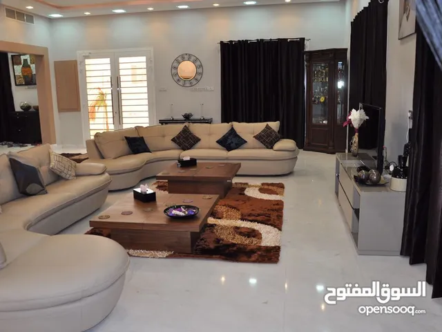 650 m2 More than 6 bedrooms Townhouse for Rent in Northern Governorate Saar