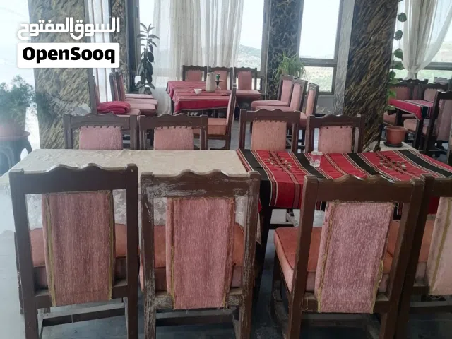كراسي وطاولات خشب ثقيل