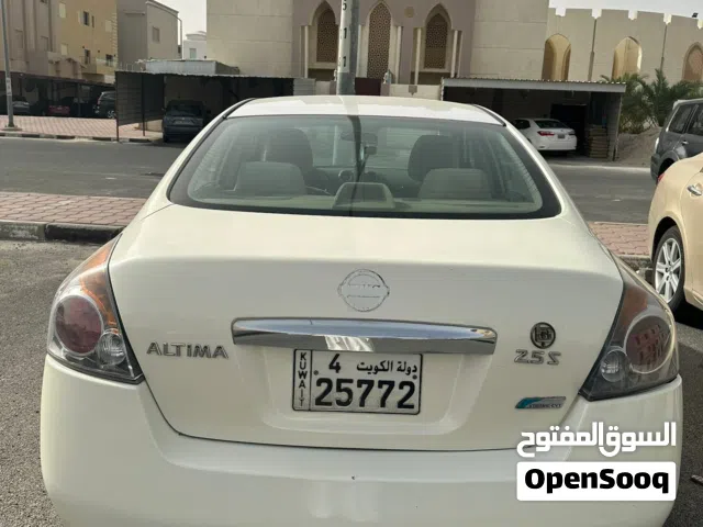 2012 نيسان التيما Standard
