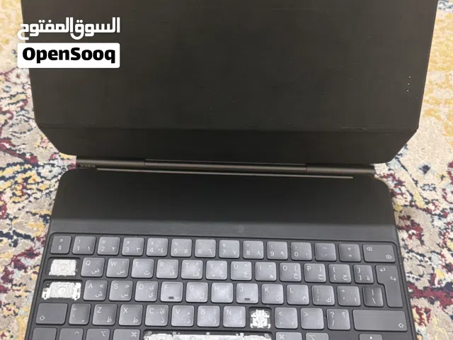 عدد 2 ماجيك كيبورد ايباد برو الأصلي 12.9 انش بحالة جيده * وكيبورد الايباد برو الأصلي  11 انش