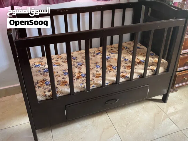 سرير طفل خشب نظيف مع دوشك