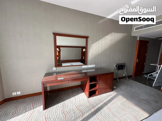 تسريحه فندقية فاخرة مع مراه فرنسية الصنع مصنوع من خشب زان لون عسلي للبيع بسعر مغري