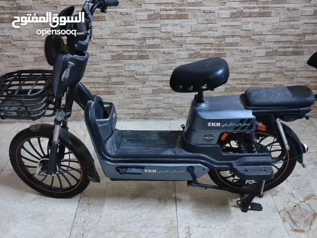 دراجة شحن البيع استعمال قليل لا يوجد فيه اي نقص اله البطاريات هابطة الان دراجه واقفه