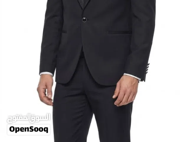 بدله تكسيدو فخمه عريس لبسه واحده  اللون: أسود ملكي. الحالة: نظيف جداً وبحالة الوكالة (لبسة أولى).