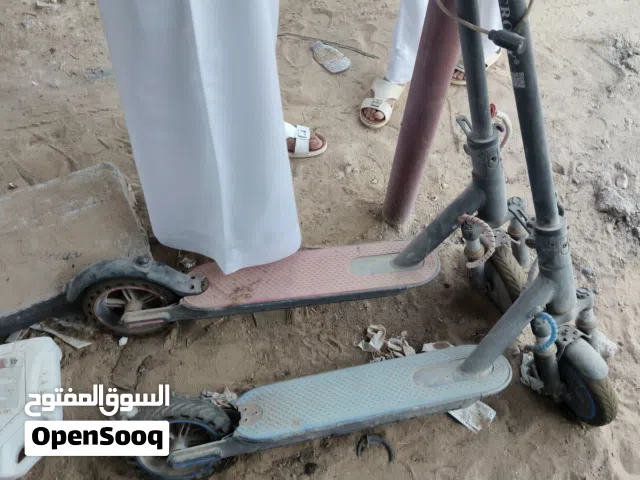 سكوتر كهربائي الأحمر أتباع باقي الأزرق سرعته 45 يتحمل وزن 90