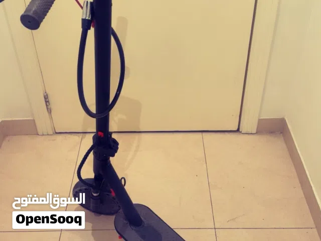 سكوتر كهربائي بحالة ممتازة مع تطبيق للتحكم فيه