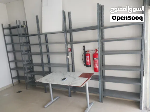 رفوف معدنية قوية بحالة ممتازة – مناسبة للمستودعات والمكاتب والمحلات