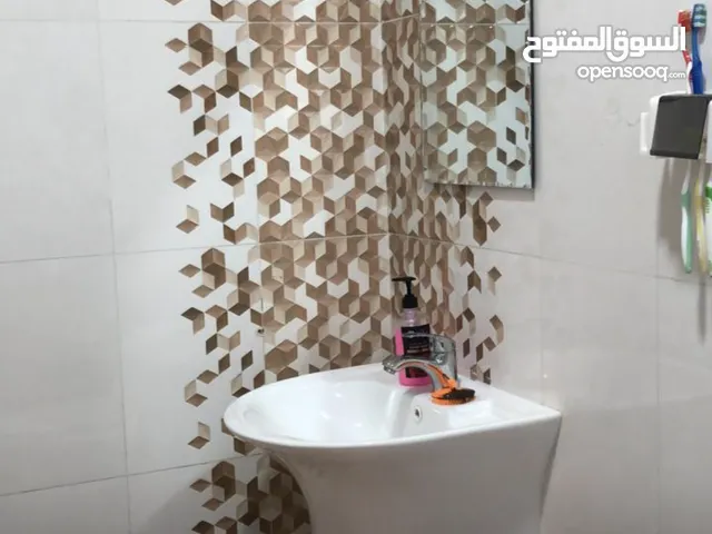 ثلاثً مغاسل مع مرايات بحاله جيدة