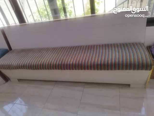 كورنر خشب مع طاولة وخزانة
