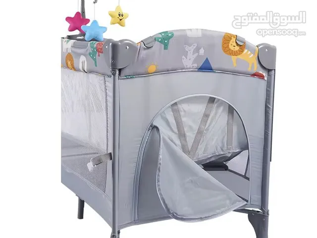 تخت بيبي من island toys امريكي فخم جدا مع كامل الاضافات next to me جنب متحرك وعلاقه العاب وعجلات