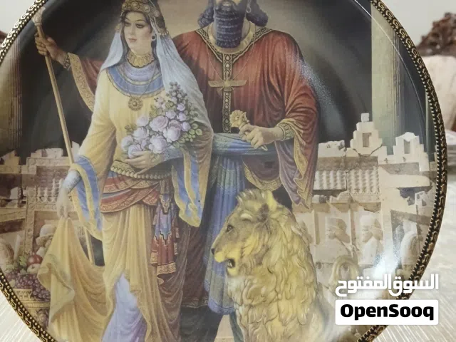 طبق زخرفي أنيق مع حامل.