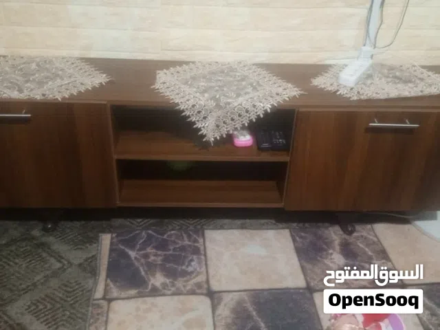 طقم كنب بحالة ممتازة وطاولة شاشة مع رفوف وطاولة وسط البيع بسبب ضيق المكان