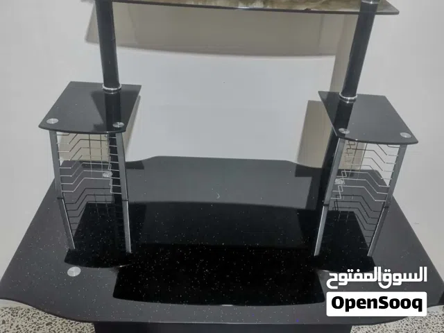 طاولة كمبيوتر بحالة ممتازة جدا جدا للبيع