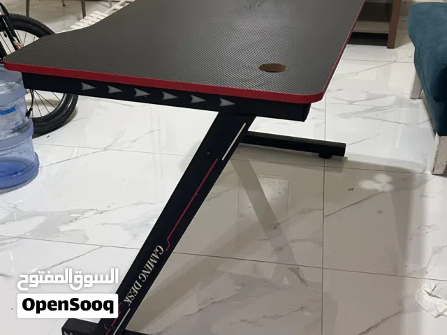 طاولة جيمنج على شكل حرف Z