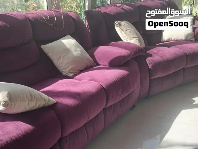 كنب ركلاينر بحالة ممتازة ولون مميز
