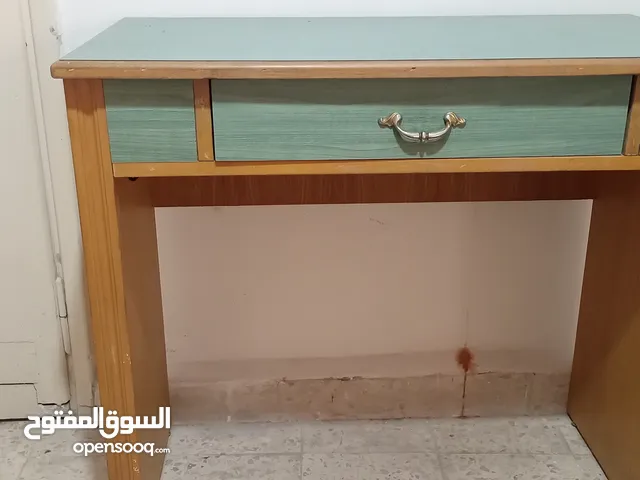 مكتب دراسي كلاسيكي مناسب للدراسة