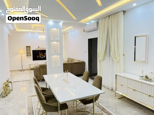 غرفة اكل مع طاولة شاشه وكونسول