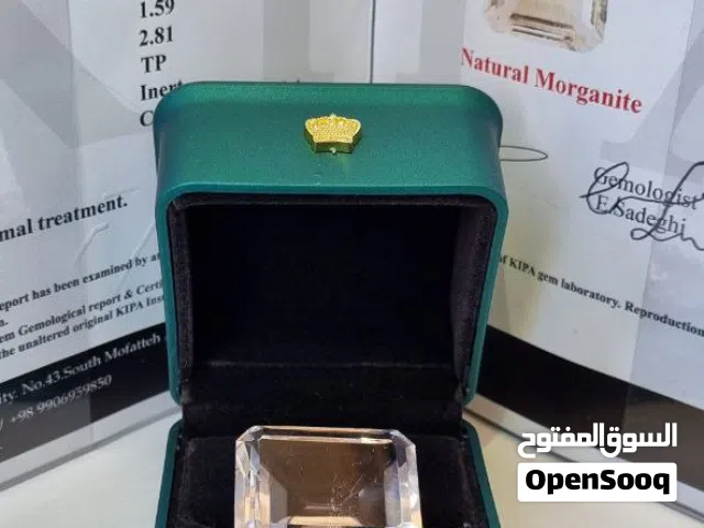 مورغانايت بوزن 103.10 قيراط — همسة وردية ونقاء نادر