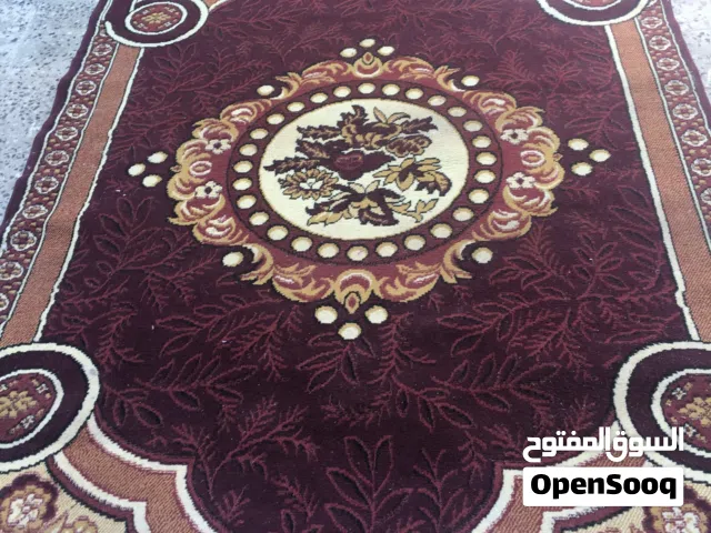 سجاد لون احمر غامق استخدام بسيط في حالة جيدة جداً
