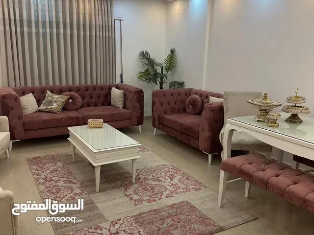 طقم كنب+طقم سفرة لم يستعمل نهائي بحالة ممتازة بداعي السفر