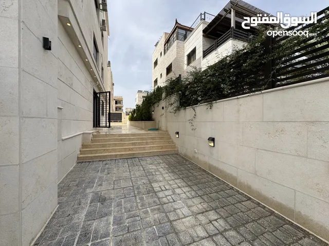 شقة مميزة طابق ارضي مع حديقة مساحة 210 م وخارجي 200م باجمل مناطق رجم عميش