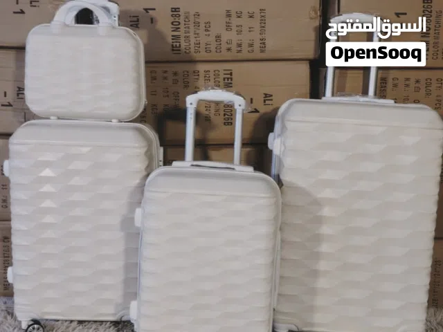 حقائب سفر لون اوف وايت مستعمل مره واحده ونضيف جداً