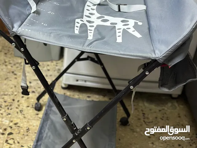 سرير بيبي للبيع بحالة الوكالة وطاولة غيار بيبي