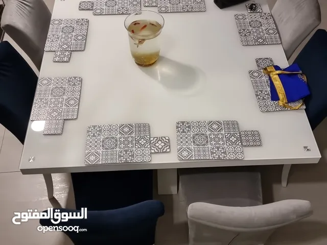 طاولة طعام ل8 أشخاص