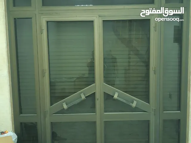 باب المنيوم شبه جديد تم تركيبه من مدة قصيرة
