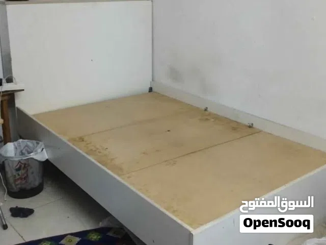 سرير خشب ايكيا للبيع المستعجل لغرض السفر والانتقال ب 50 ريال وطاوله صغيره 80 سم ×45 سم ارتفاع 90 سم